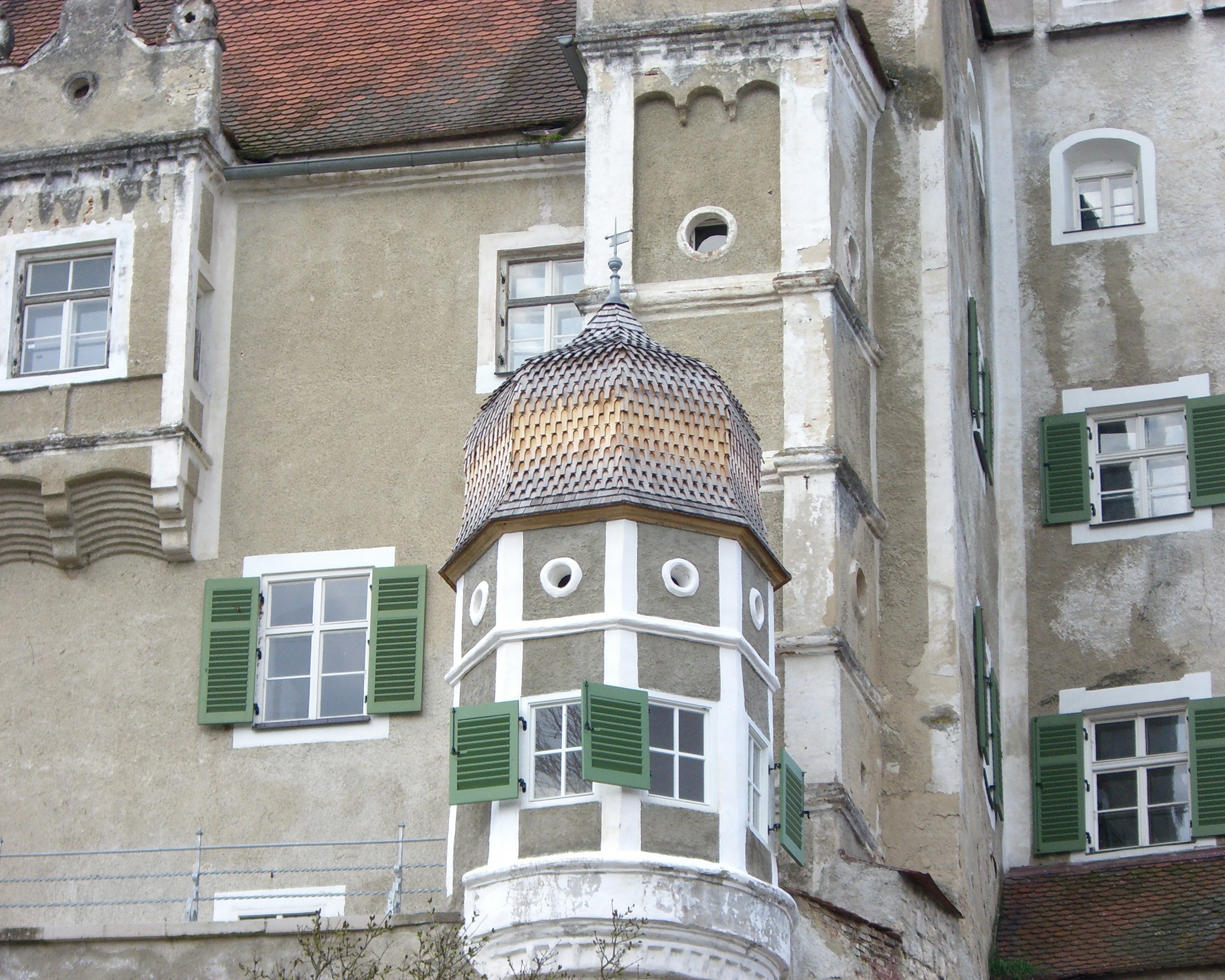 Schloss Sandersdorf: Eindeckung Turm mit Holzschindeln